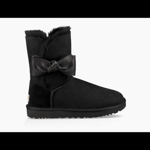 Ugg daelynn boots in black